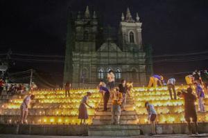Organizações acendem 500 velas em Maceió por memória e justiça às 500 mil vítimas da Covid-19