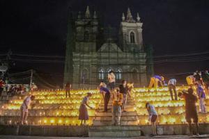 Organizações acendem 500 velas em Maceió por memória e justiça às 500 mil vítimas da Covid-19 Organizações acendem 500 velas em Maceió por memória e justiça às 500 mil vítimas da Covid-19