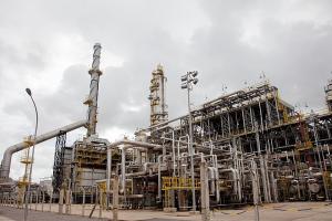 Emissão de gases da Refinaria Abreu e Lima adoece moradores e separa famílias em Suape (PE) Emissão de gases da Refinaria Abreu e Lima adoece moradores e separa famílias em Suape (PE)