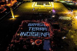 Indígenas ‘acendem’ Praça dos Três Poderes com led em apoio ao STF e contra “marco temporal”