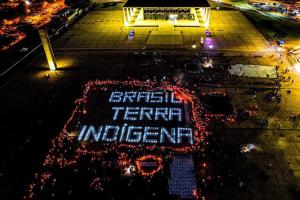 Indígenas ‘acendem’ Praça dos Três Poderes com led em apoio ao STF e contra “marco temporal” Indígenas ‘acendem’ Praça dos Três Poderes com led em apoio ao STF e contra “marco temporal”