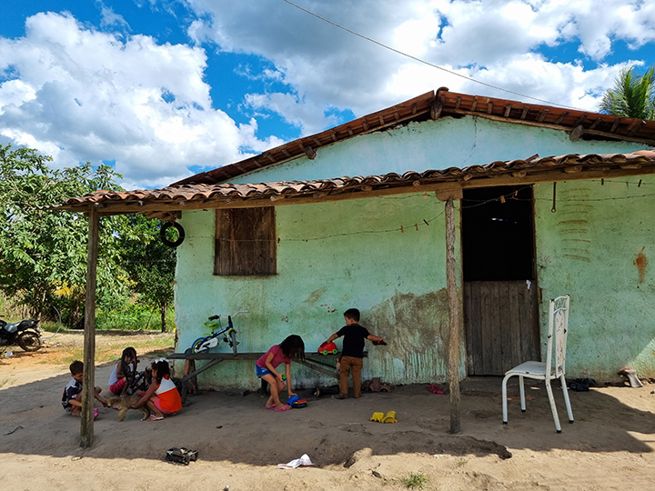 Crianças brincam na casa em área de conflito